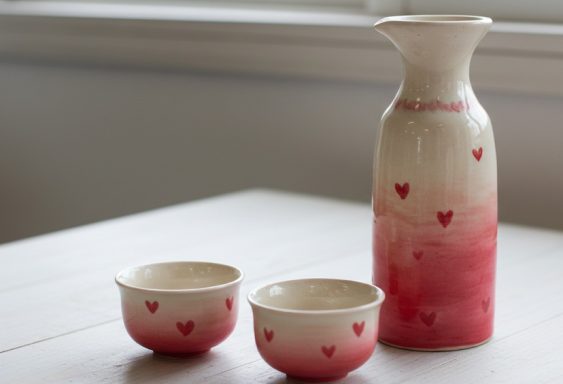 Set von Kanne und Becher Keramiken mit Verlauf in Rot und kleinen Herzchen